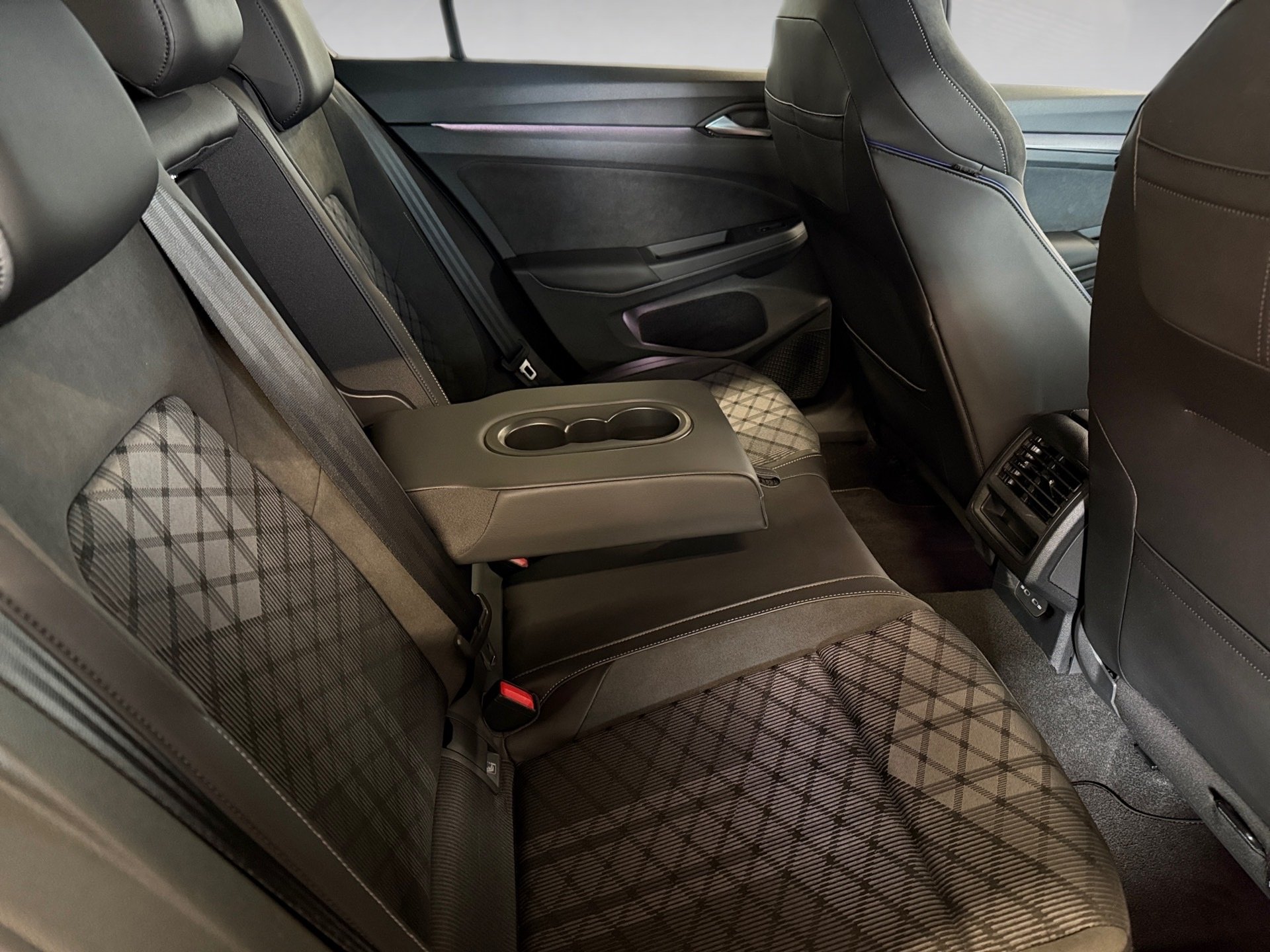 Golf 1.5 eTSI R-Line DSG BlackStyle LED ACC HuD Navi