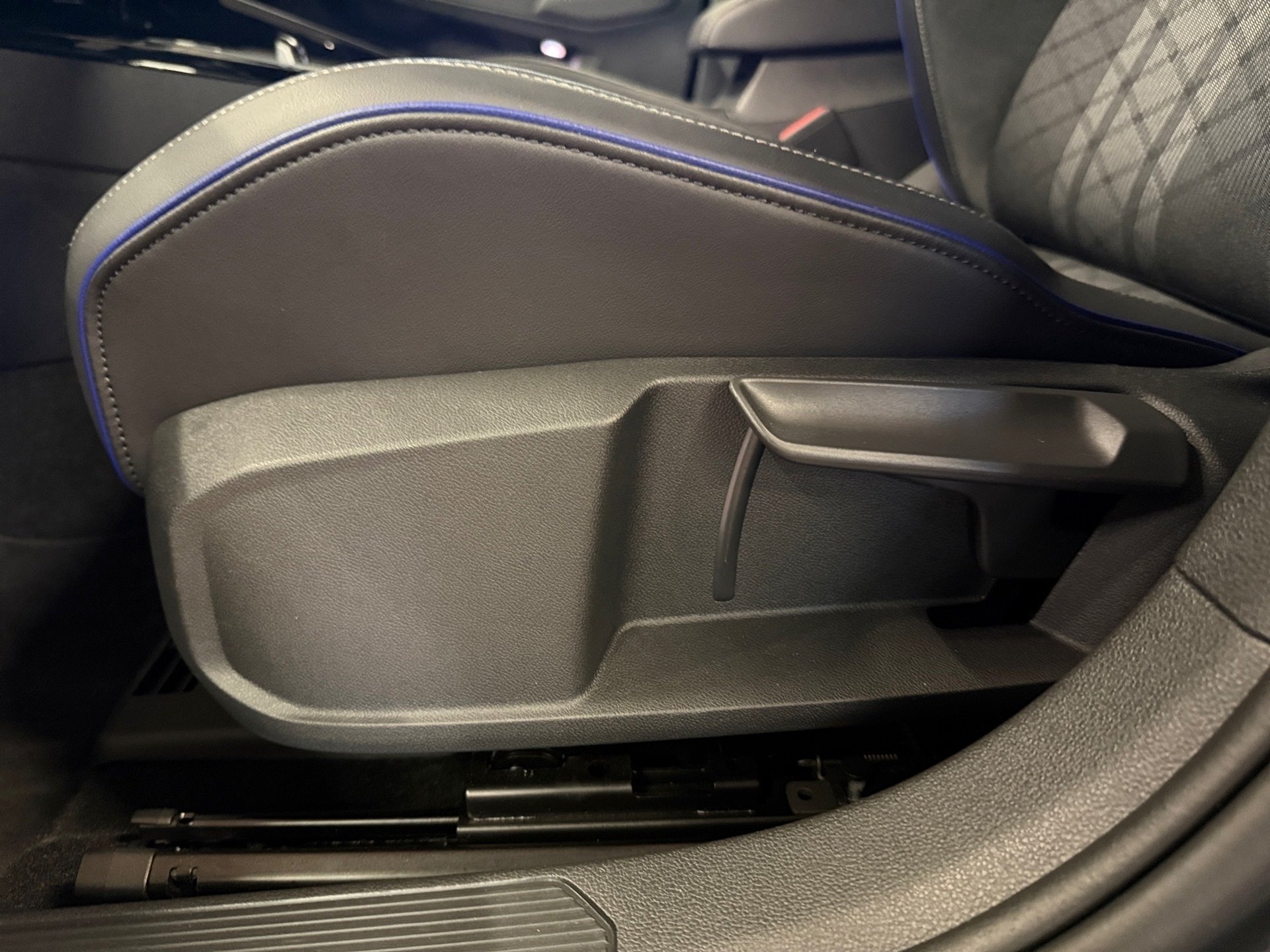 Golf 1.5 eTSI R-Line DSG BlackStyle LED ACC HuD Navi