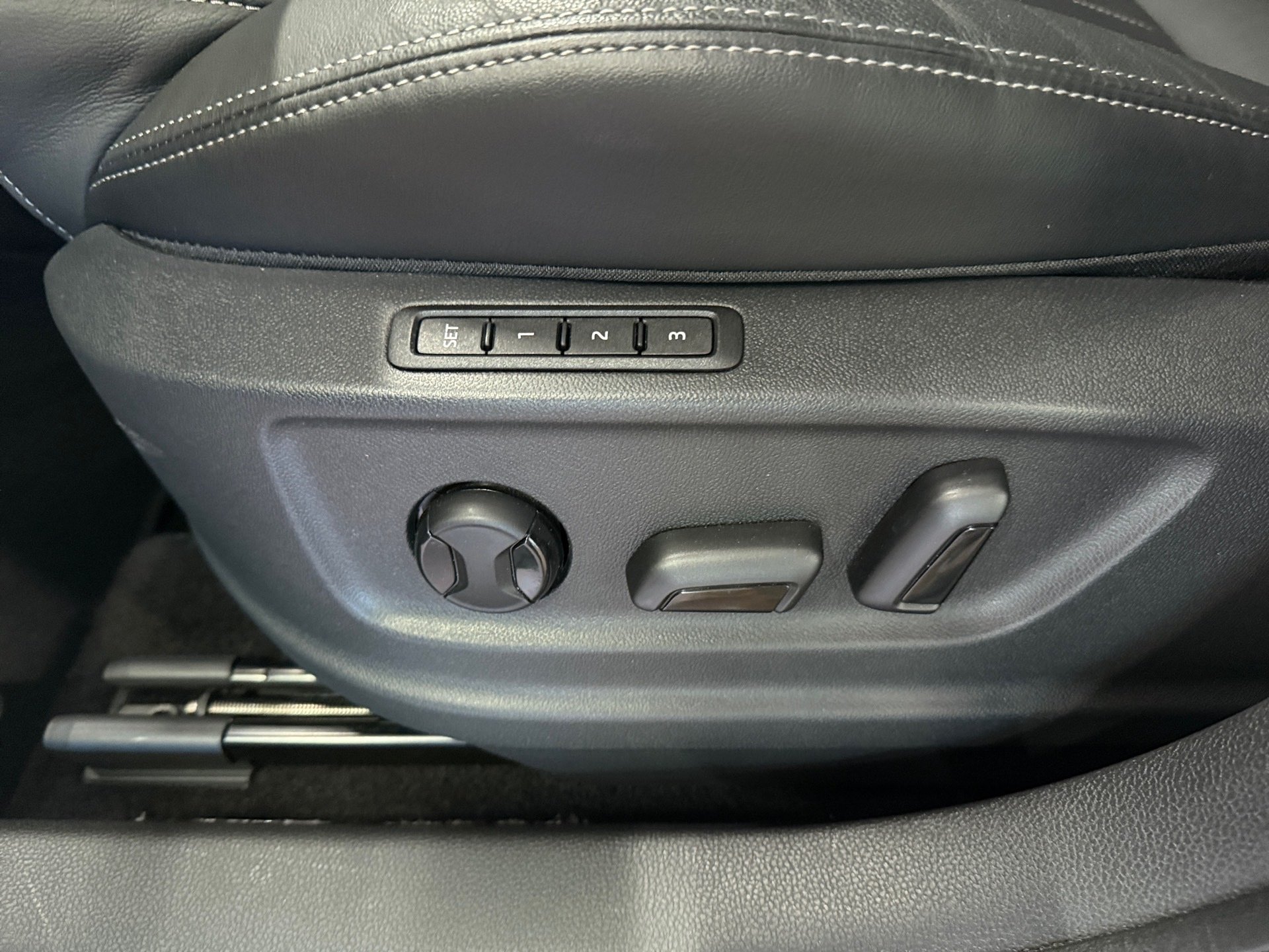 Karoq 2.0 TSI Sportline 4x4 DSG Matrix Pano AHK Standhzg.