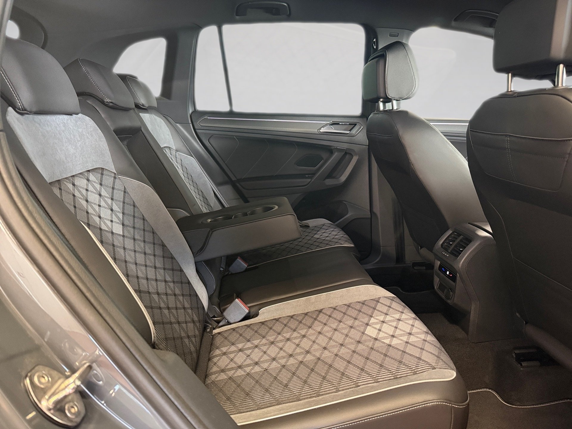 Tiguan 2.0 TSI R-Line 4M DSG BlackStyle Matrix Navi ACC RFK