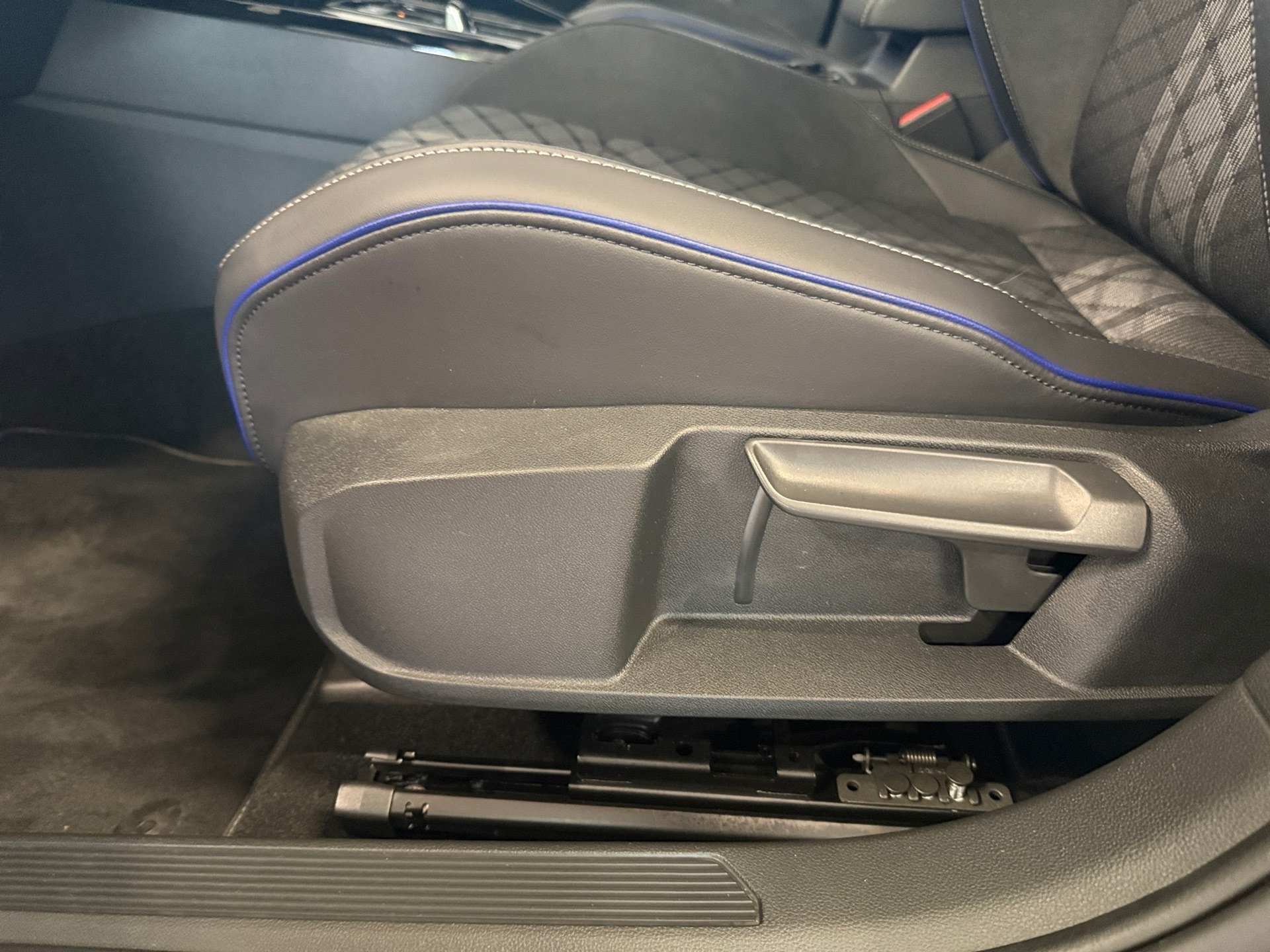 Golf Variant 1.5 eTSI R-Line DSG BlackStyle Matrix HuD AHK
