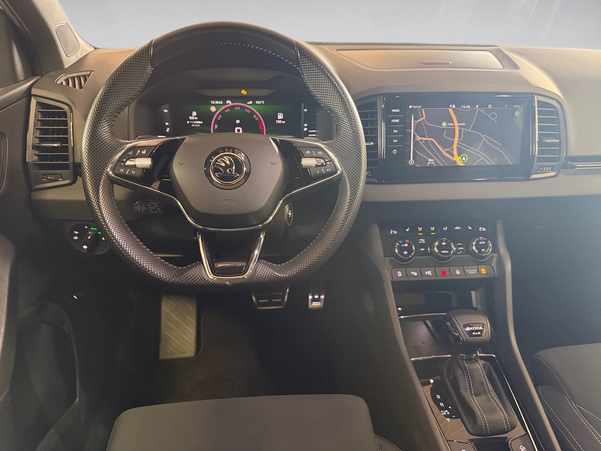 Karoq 2.0 TSI Sportline 4x4 DSG Matrix Navi ACC Pano AHK