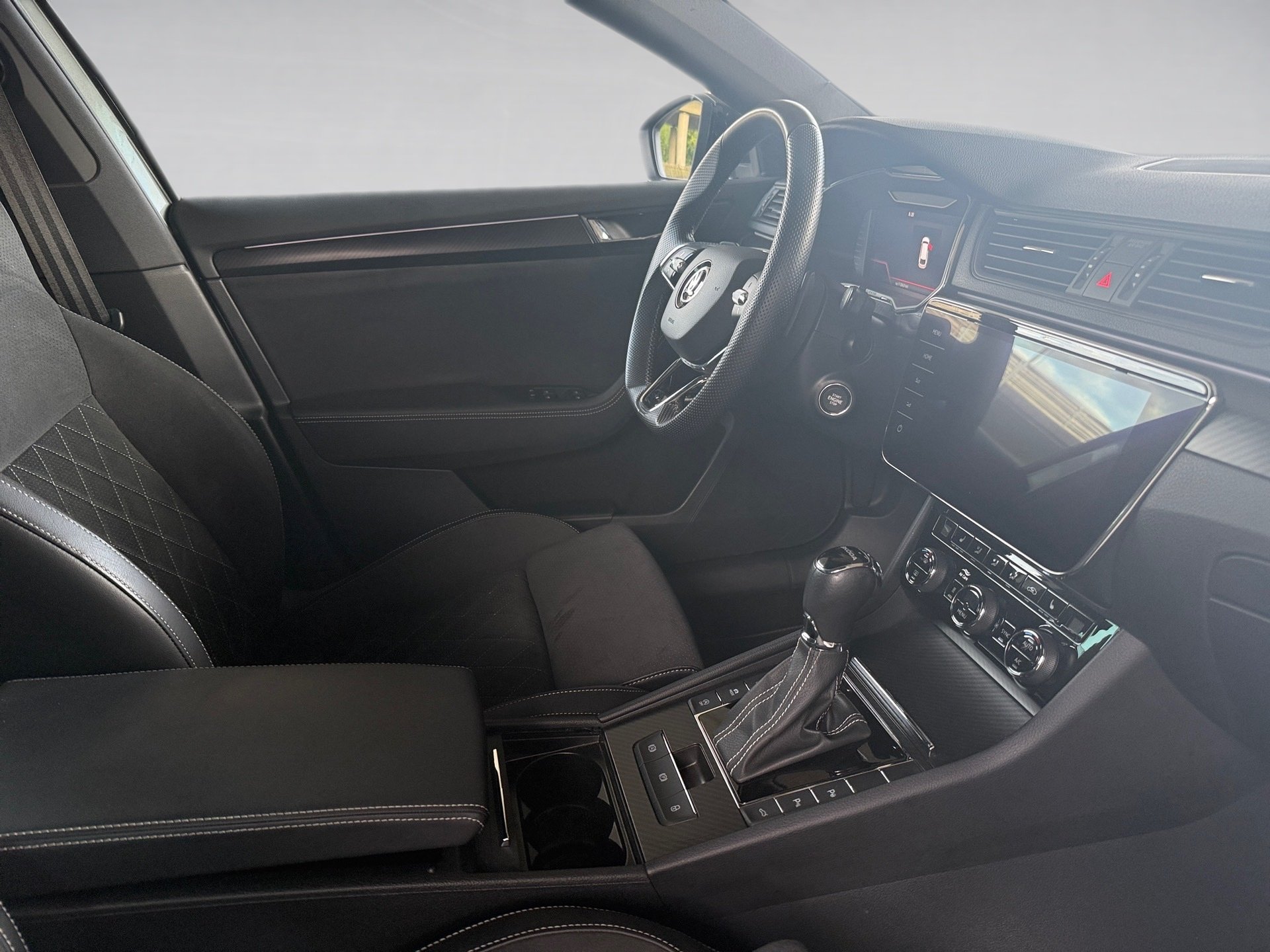 Superb Combi 2.0 TDI Sportline DSG LED Navi ACC Pano Standhzg.