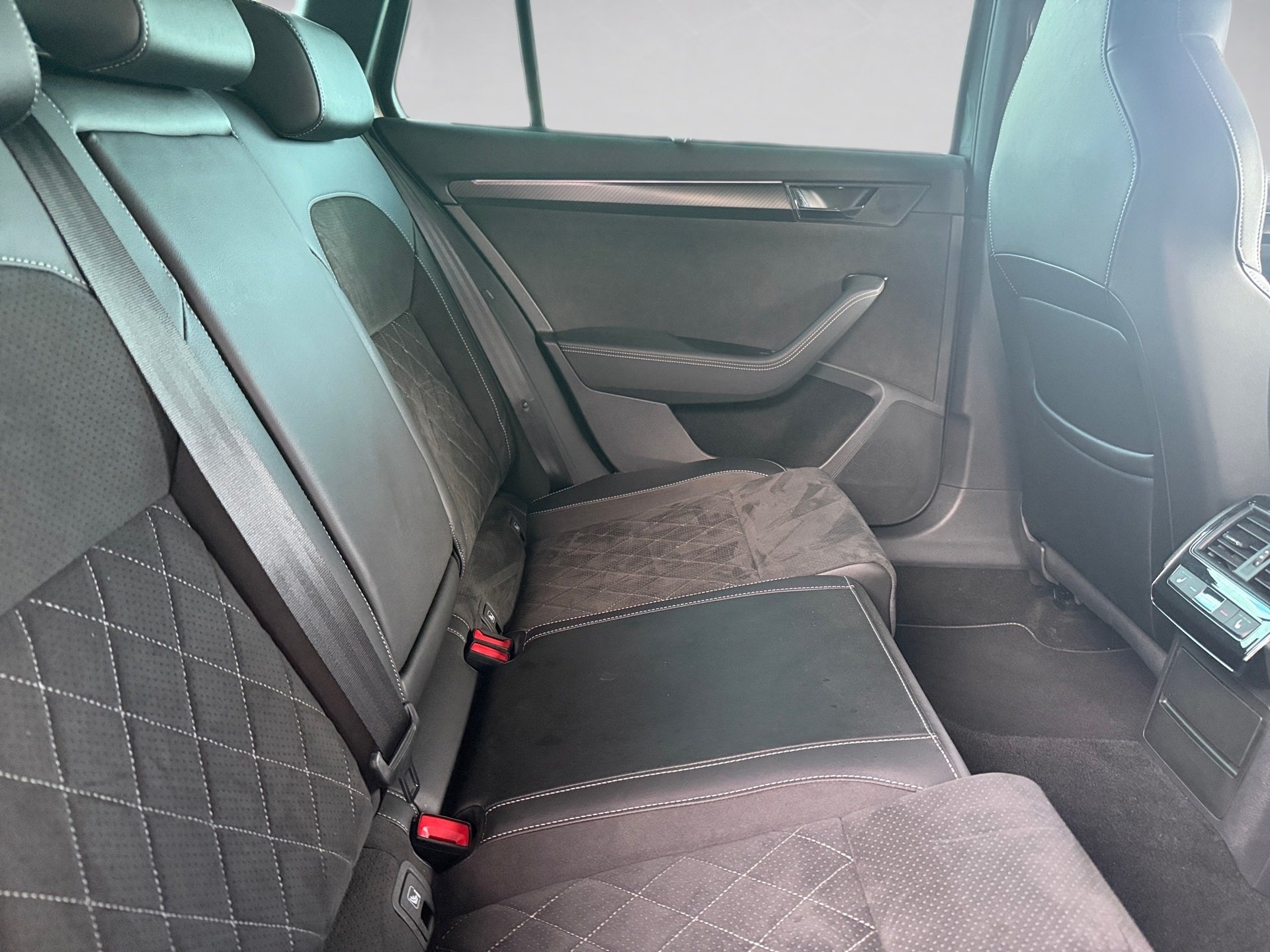 Superb Combi 2.0 TDI Sportline DSG LED Navi ACC Pano Standhzg.