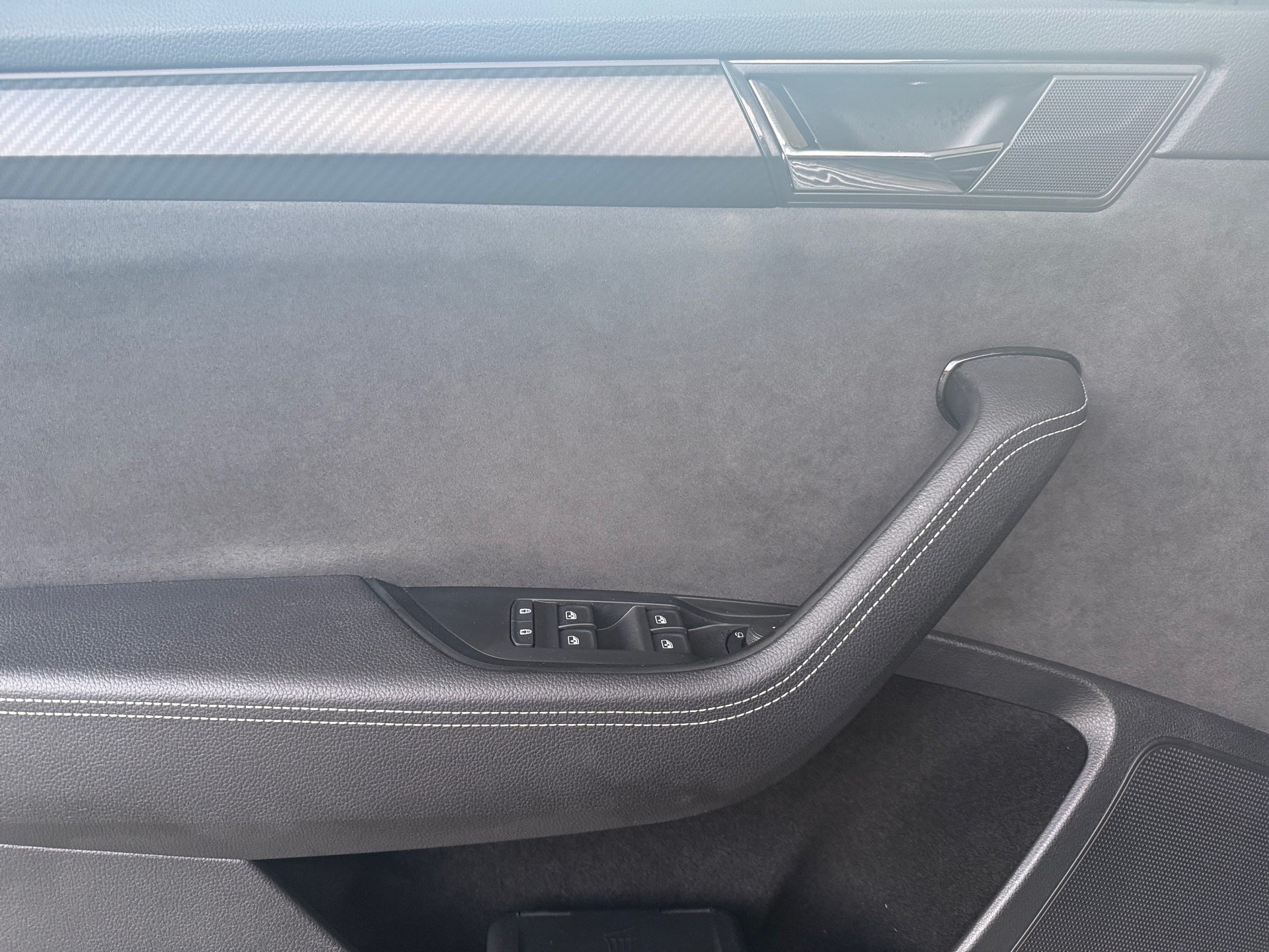 Superb Combi 2.0 TDI Sportline DSG LED Navi ACC Pano Standhzg.