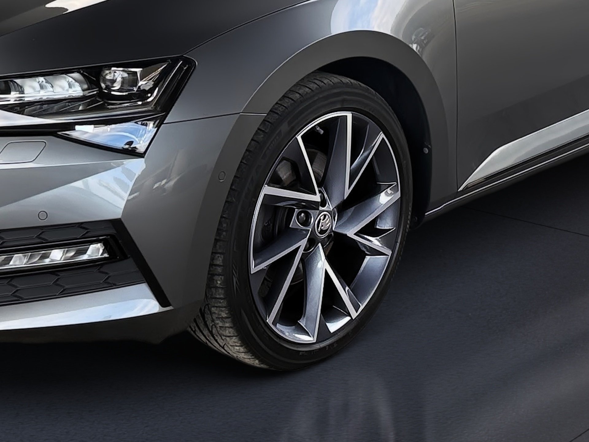 Superb Combi 2.0 TDI Sportline DSG LED Navi ACC Pano Standhzg.