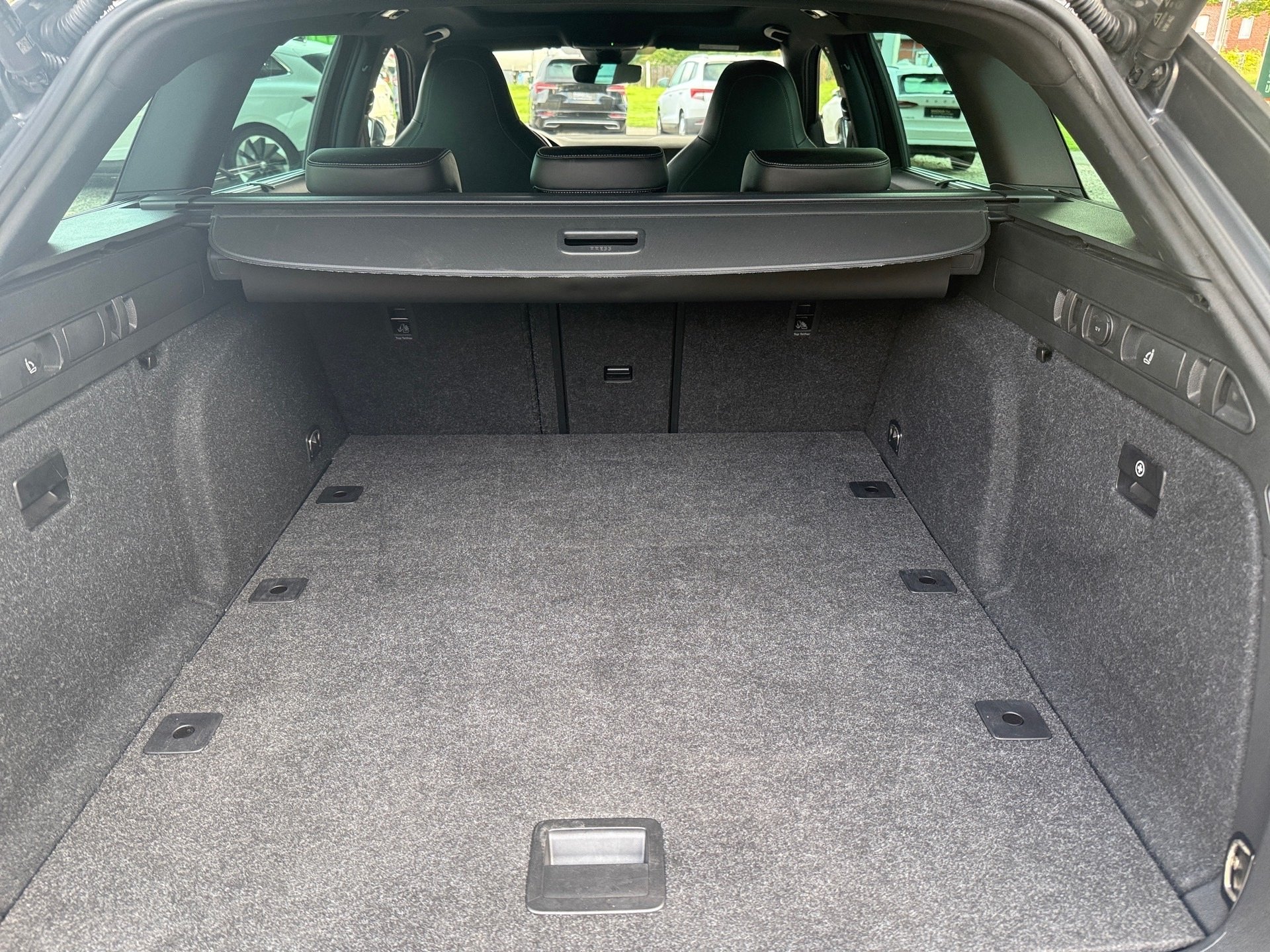Superb Combi 2.0 TDI Sportline DSG LED Navi ACC Pano Standhzg.