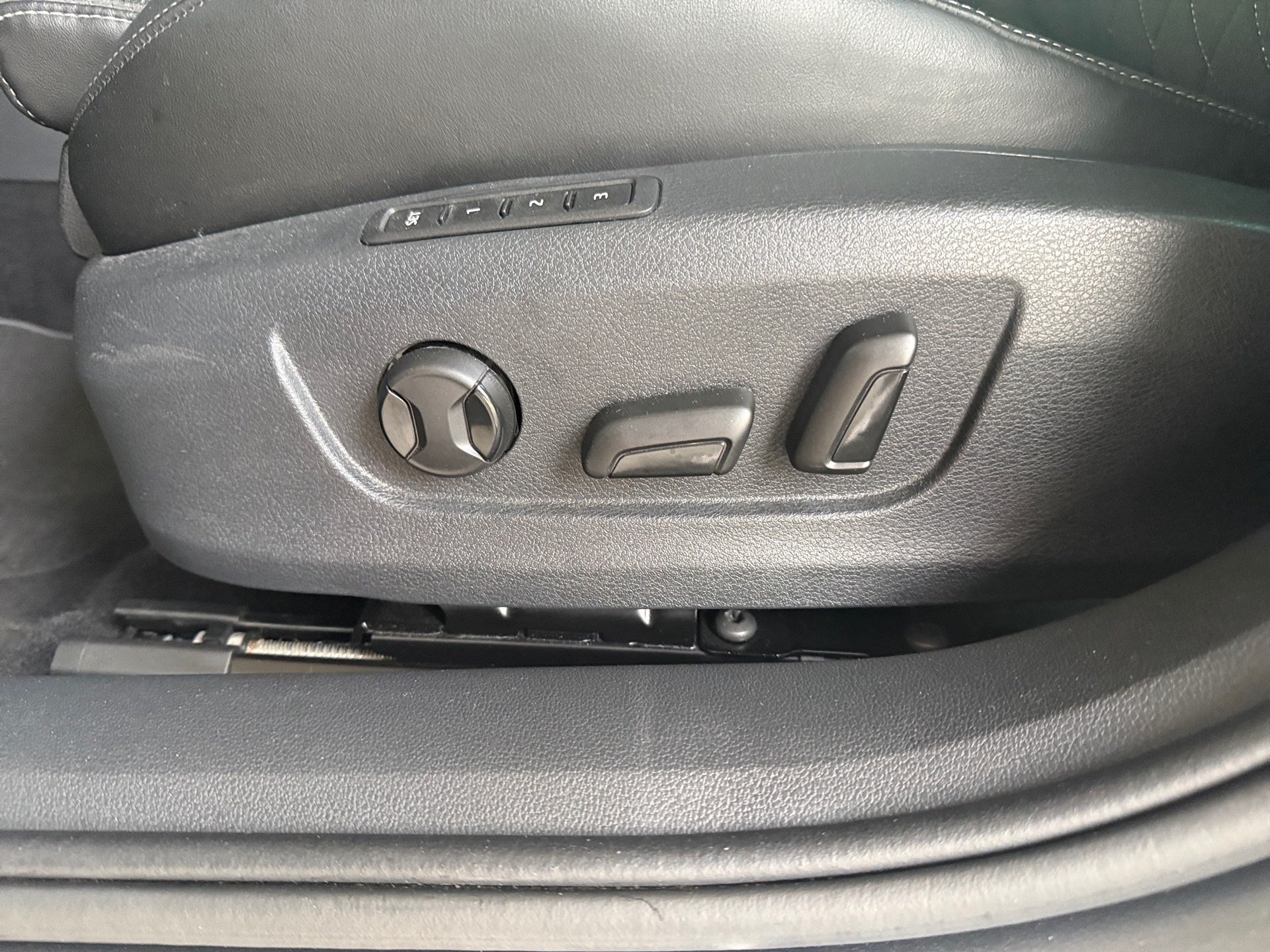 Superb Combi 2.0 TDI Sportline DSG LED Navi ACC Pano Standhzg.