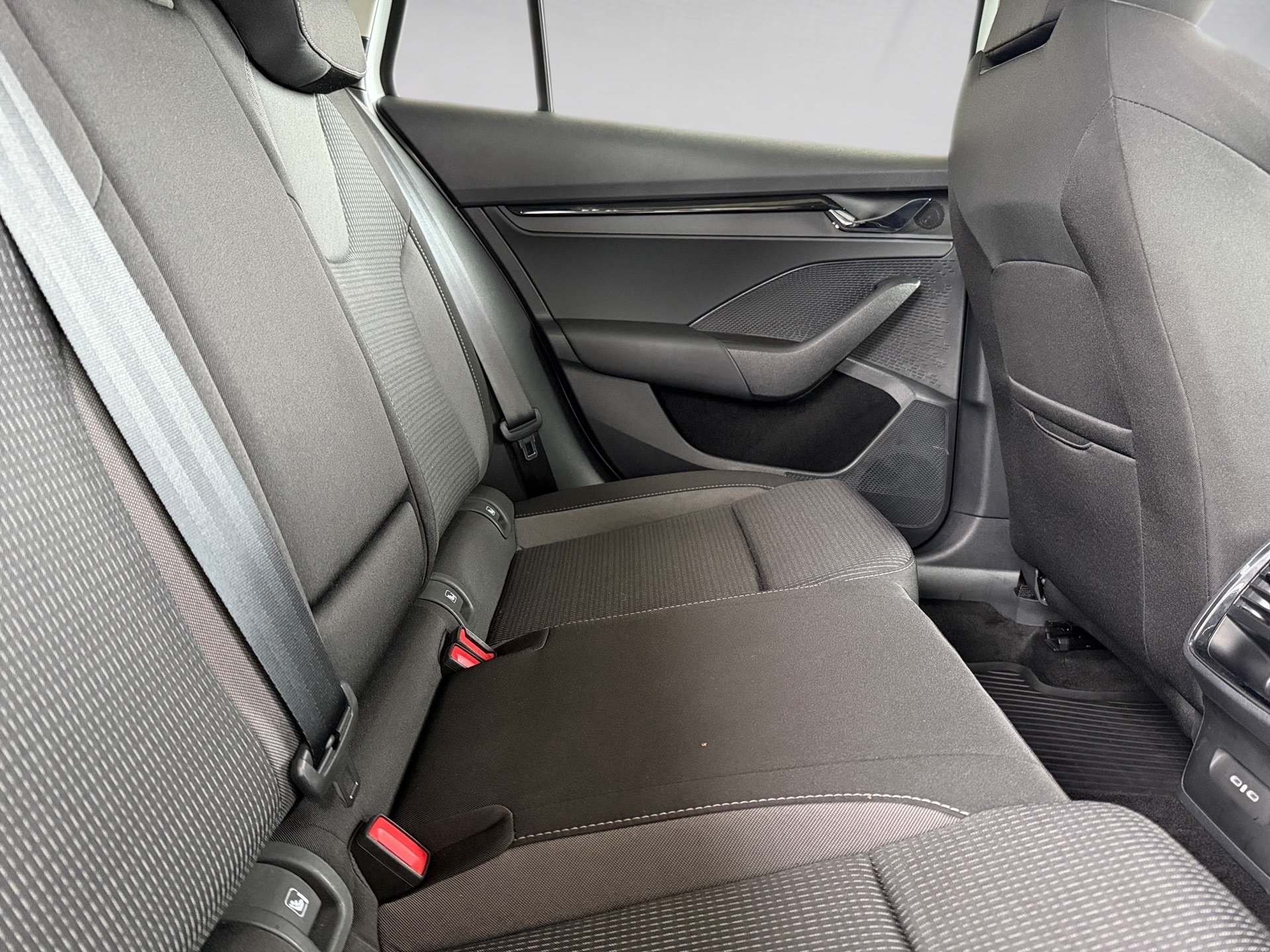 Octavia Combi 2.0 TDI Ambition DSG AHK Pano Navi ACC SmartLink