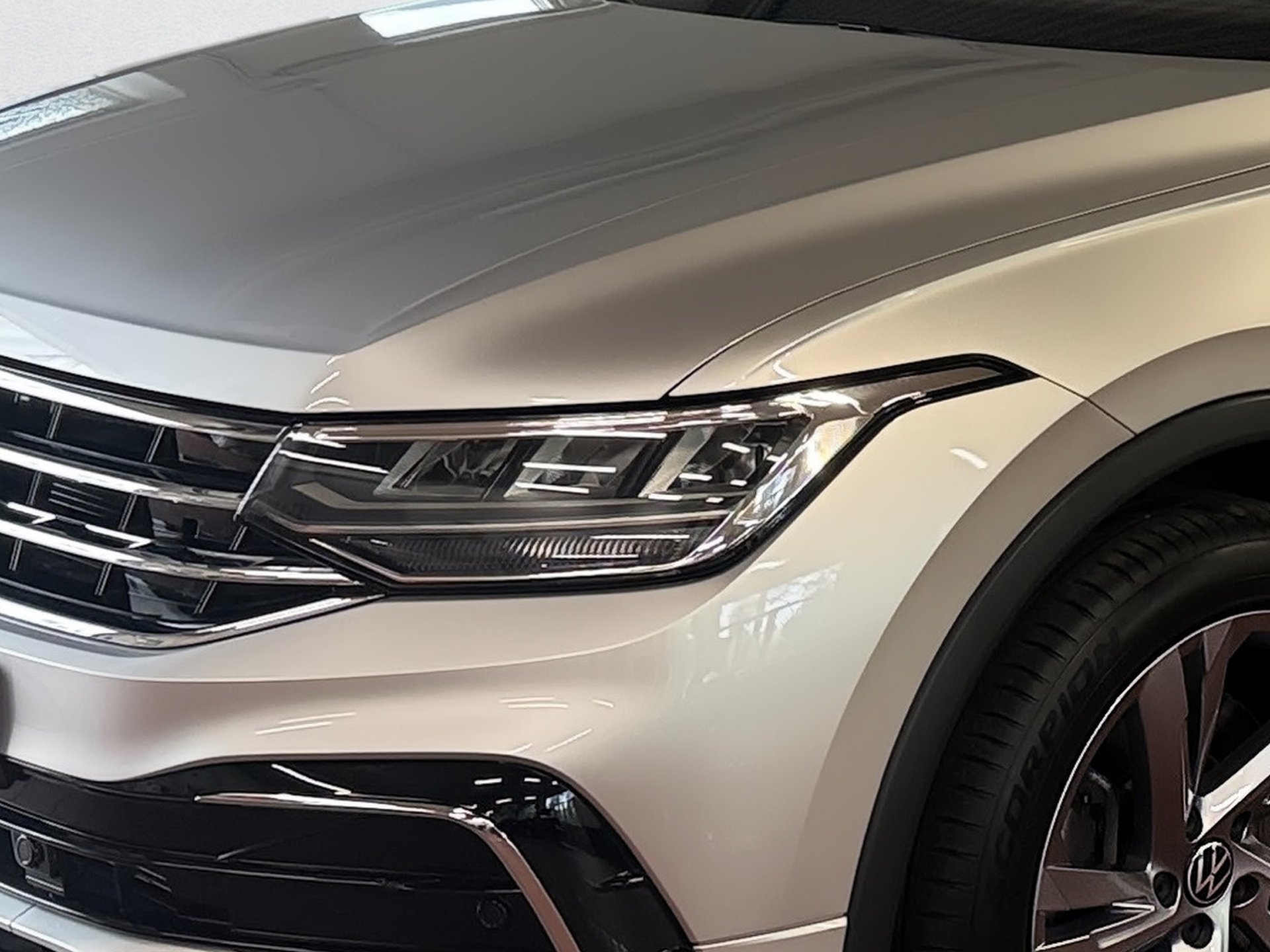 Tiguan 2.0 TDI R-Line 4M DSG LED Navi ACC AHK RFK