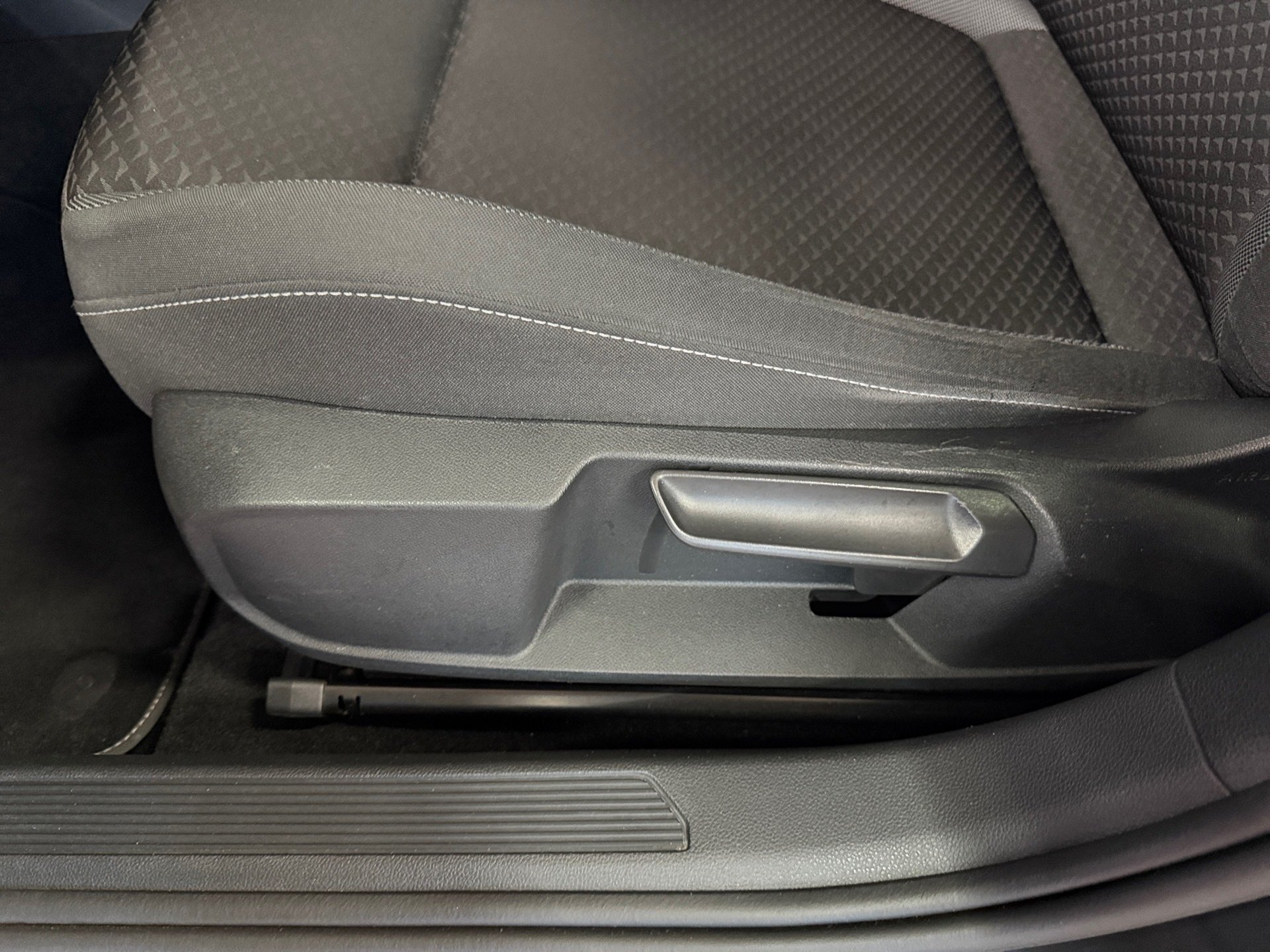Golf Variant 1.5 eTSI Active DSG Matrix Navi ACC AHK RFK