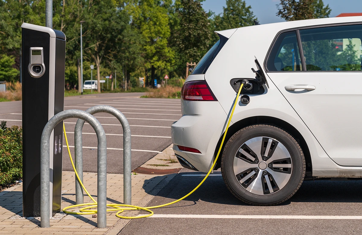 Ladekabel an Fahrzeug